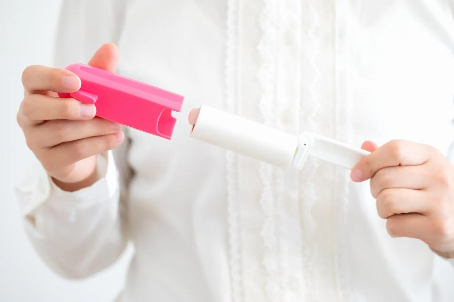Travel Size Mini Lint Roller for Pet Hair, Refillable Foldable Lint Tape Roller, Portable Sticky Roller with Extra Refills, Dust Remover for Clothes Pink 90 Sheets Purse Essentials